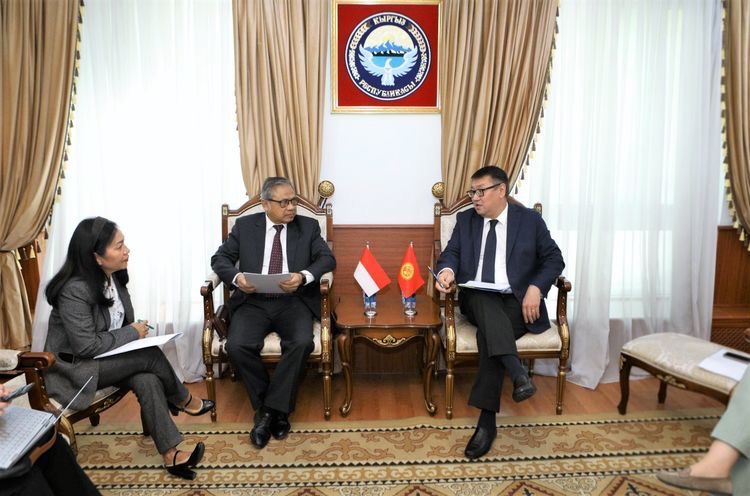 The Deputy Minister of Foreign Affairs of Kyrgyzstan Aibek Moldogaziev with the Ambassador Extraordinary and Plenipotentiary of Indonesia to the Kyrgyz Republic Sunaryo Kartadinata.